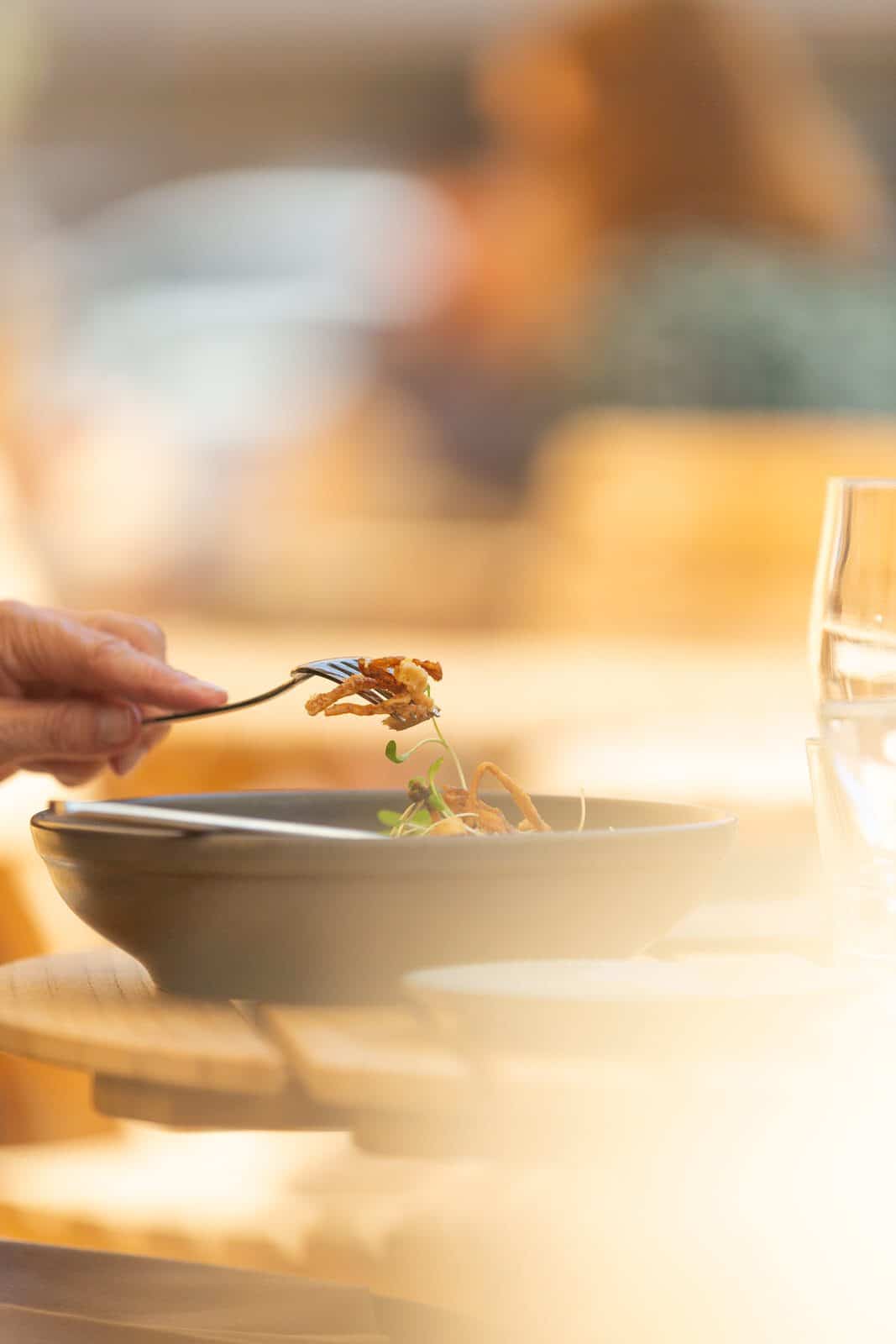 Nyd din mad under åben himmel på terrassen ved Restaurant Oluf Bagers Gård i Odense