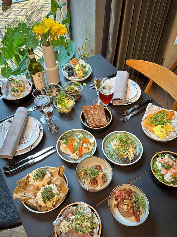 Påskefrokost ud af huset i Odense – Oluf Bagers store påskebord er nemt og lækkert