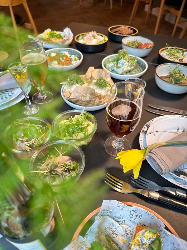 Påskefrokost ud af huset i Odense – retterne på Oluf Bagers store påskebord er nemme at gøre klar til servering derhjemme