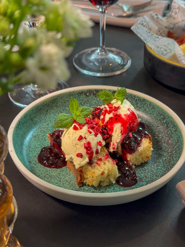 Mandelkage med solbær og fløde fra restaurant oluf bagers gård