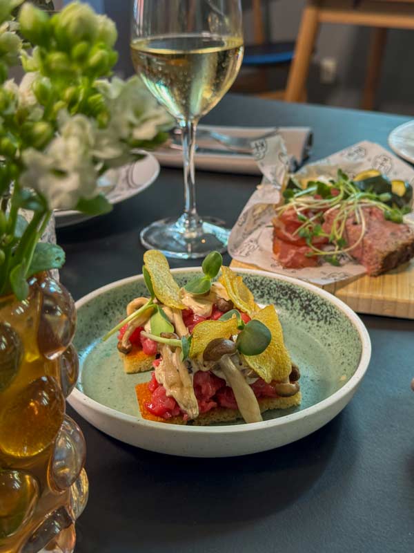 Anretning af tatar på restaurant Oluf bagers gård