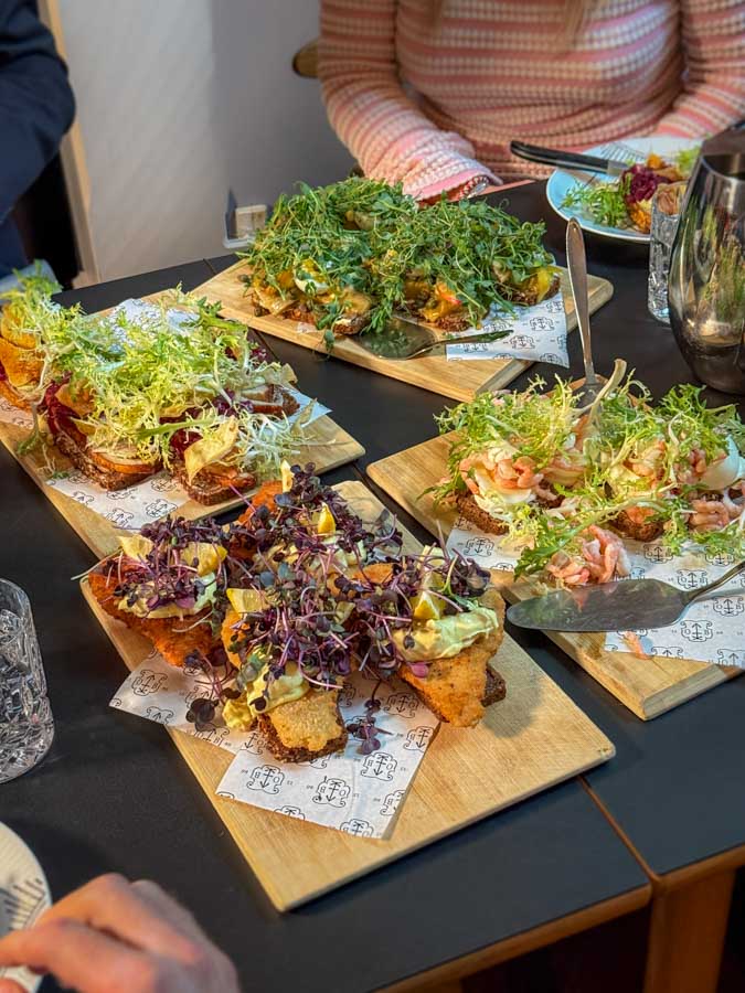 Smoerrebroed-adlibitum-odense_7 Odense: Her kan du nyde smørrebrød ad libitum – vælg selv fra smørrebrødssedlen